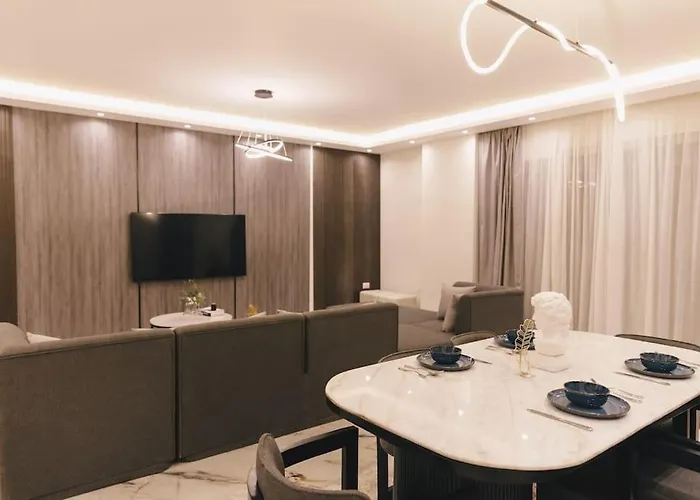 Signature Stays Breezy Modern Apt
