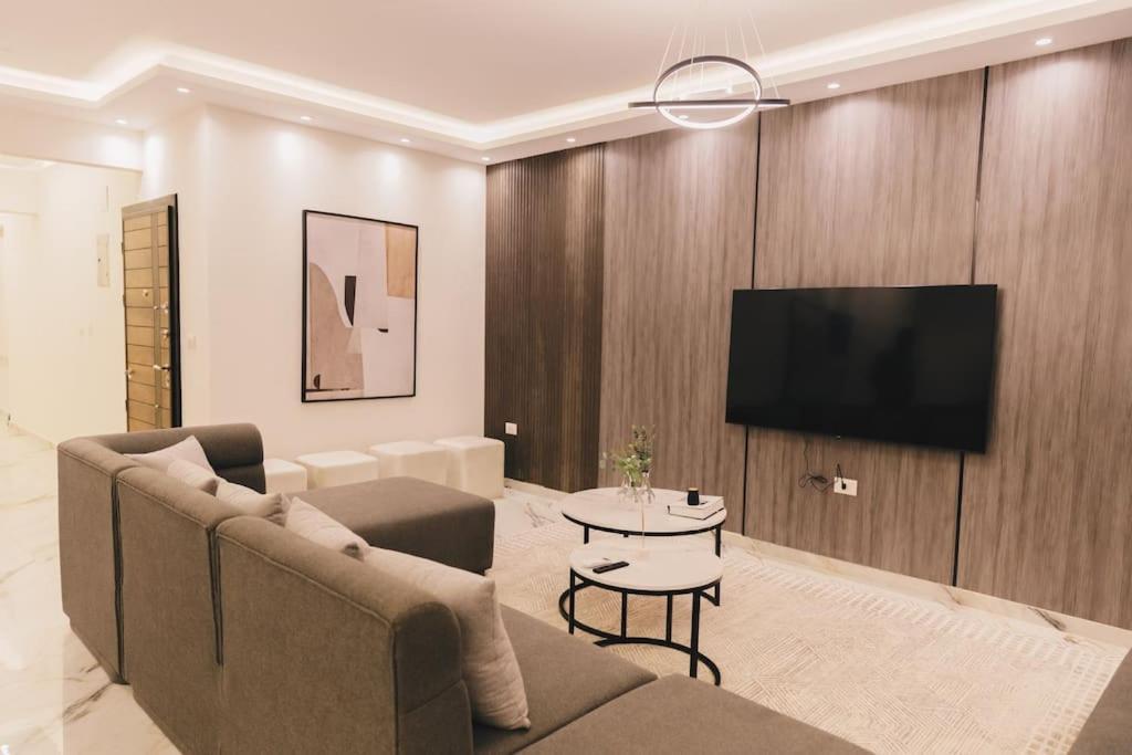 Signature Breezy Modern
