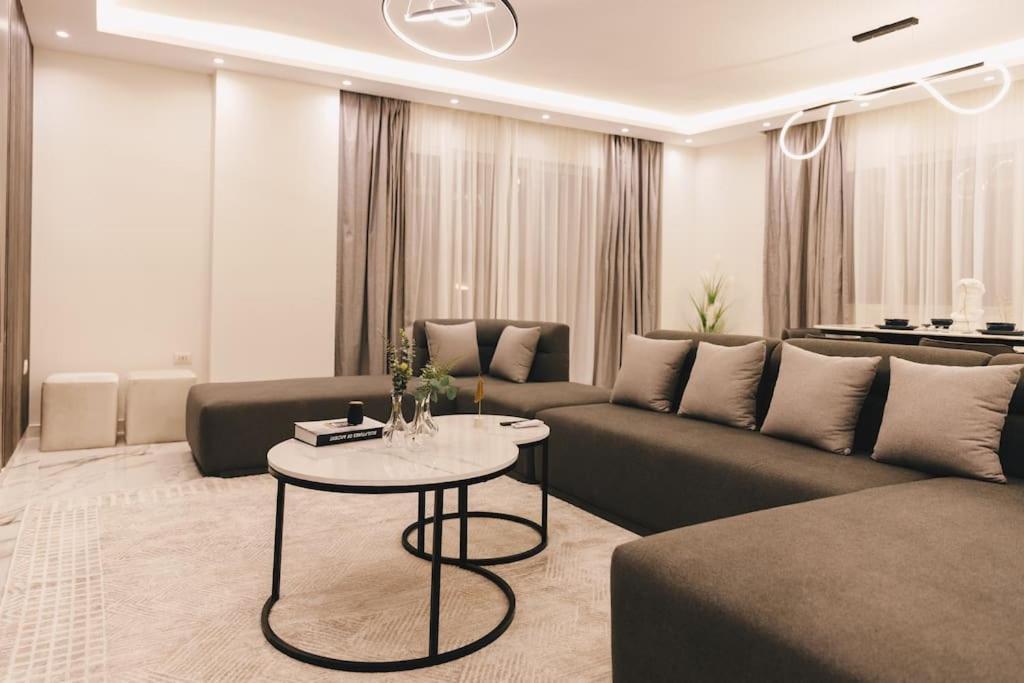 Signature Breezy Modern