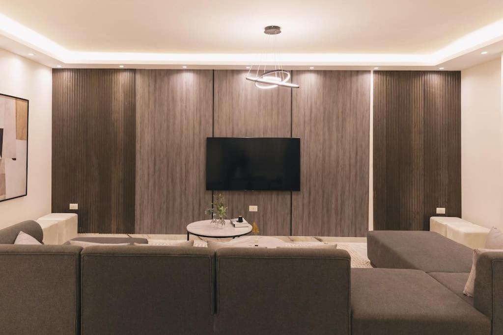 Signature Breezy Modern