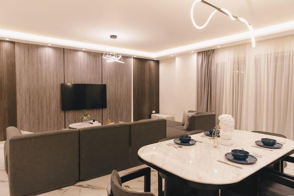 Signature Breezy Modern Apartment